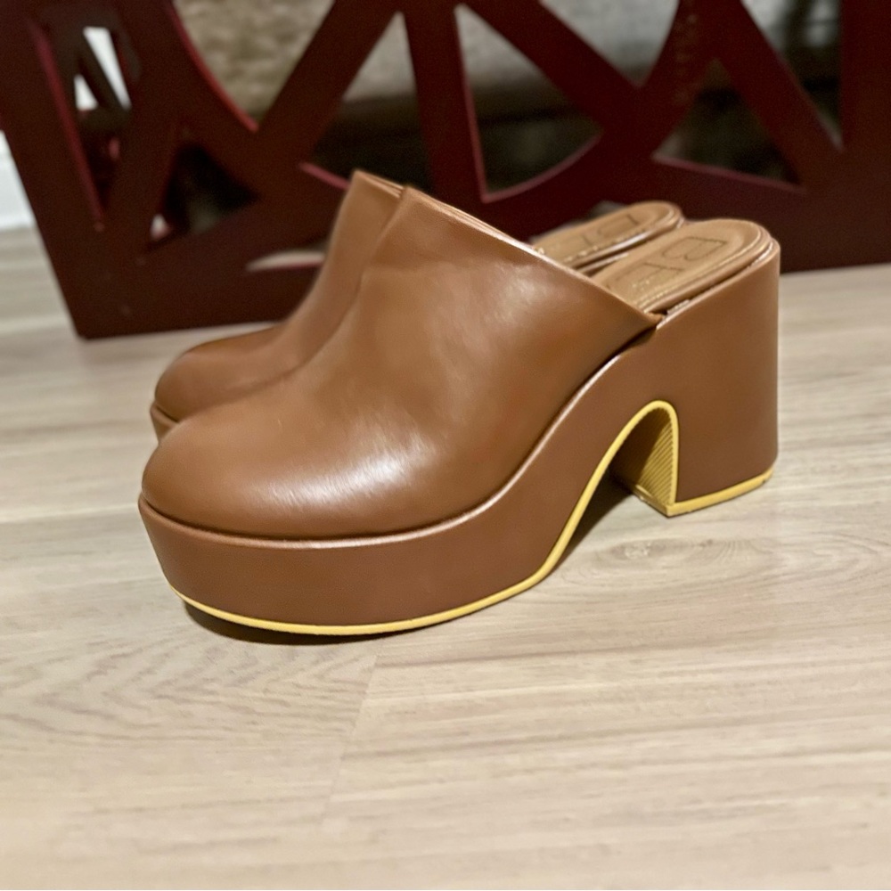 LIKE NEW- W/ Box Beach by Matisse Jayde Platform Mule - Picture 2 of 11